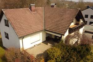 Großzügiges Einfamilienhaus mit Doppelgarage und Werkstatt – Die vollständige Adresse der Immobilie erhältst du vom Anbieter., 95659 Arzberg – Vorschaubild 2