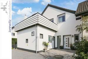 Löhne-Mennighüffen: Großzügige und sanierte DHH mit kleinem Garten, sonniger Dachterrasse und EBK – Die vollständige Adresse der Immobilie erhältst du vom Anbieter., 32584 Löhne – Vorschaubild 2