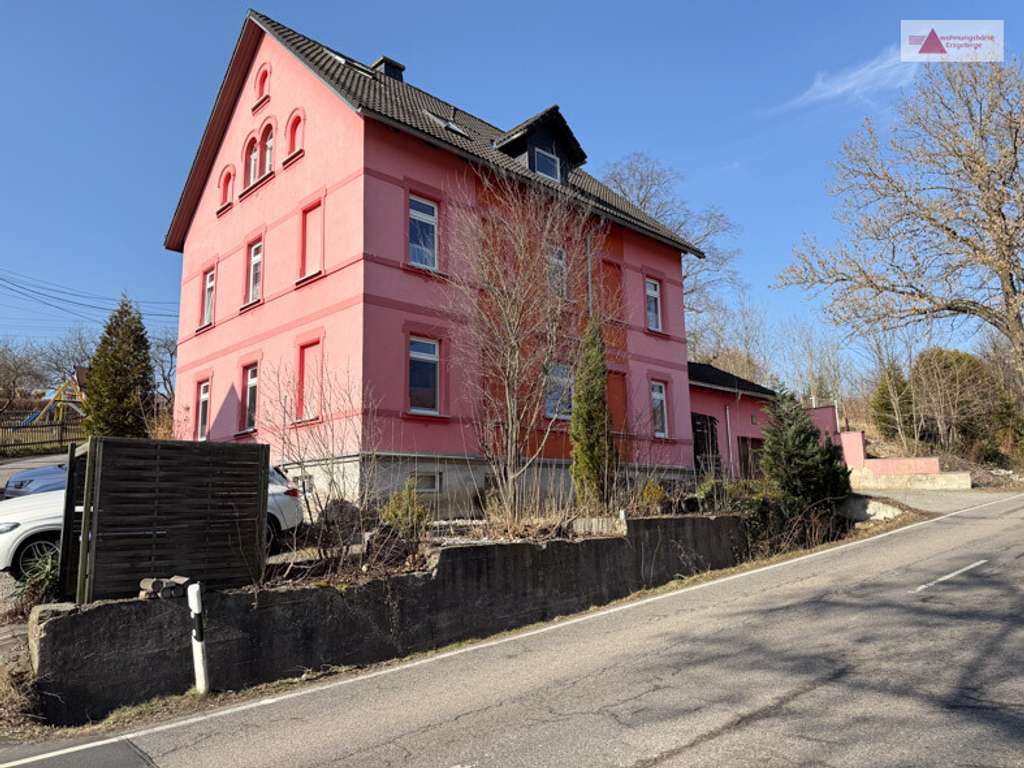 Immobilie in Pockau-Lengefeld - Pockau bei Zschopau: Saniertes Mehrfamilienhaus: 3 WE, voll vermietet, Balkone, Garage & Stellplätze - Bild 1