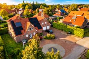 Großzügiges Einfamilienhaus mit ELW, Doppelgarage und pflegeleichtem Grundstück – Die vollständige Adresse der Immobilie erhältst du vom Anbieter., 26529 Upgant-Schott – Vorschaubild 1