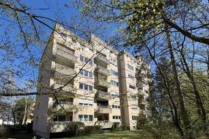 MIT BLICK INS GRÜNE: SAN.-BEDÜRFTIGE 2-ZI-ETW MIT SÜDBALKON, LIFT UND TG-STELLPLATZ IN ER-BÜCHENBACH
