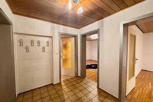 Gepflegte 3-Zimmer-Erdgeschosswohnung mit Balkon, neuer Einbauküche und Garten in Reckendorf – Greifenklaustraße 12, 96182 Reckendorf – Vorschaubild 2