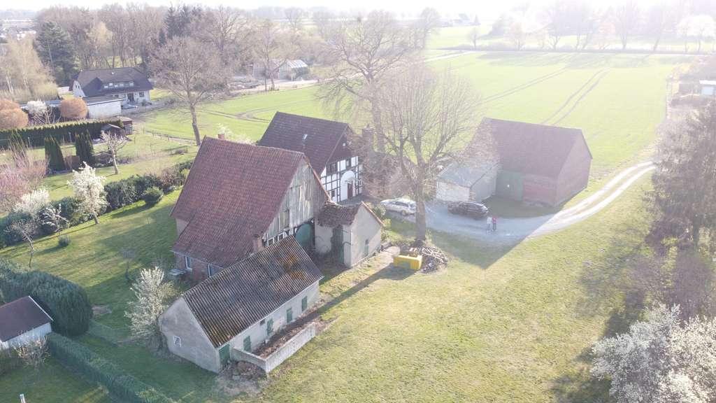 Solides Wohnhaus mit Entwicklungspotenzial auf großzügigem Grundstück