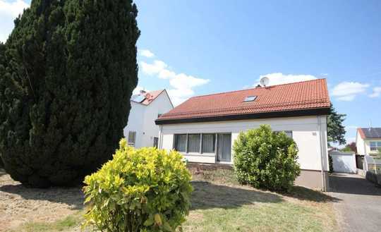 ...das unterkellerte Einfamilienhaus mit Einliegerwohnung, Einbauküche und Garage