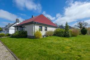 Bungalow mit Keller, Garage und Ausbaureserve in ruhiger Lage von Hohn – Die vollständige Adresse der Immobilie erhältst du vom Anbieter., 24806 Hohn – Vorschaubild 2