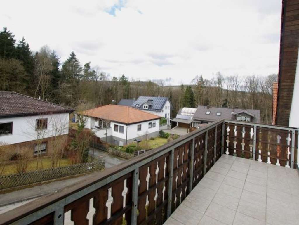 Immobilie in Sinzing - Attraktive 3 Zimmer Wohnung mit ausgebautem Dachboden, zwei Balkonen & PV Anlage in Sinzing - Bild 1