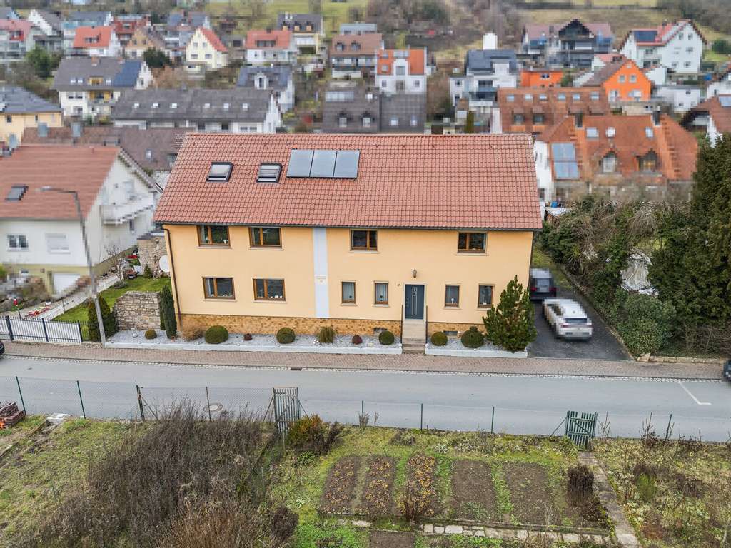 Immobilie in Theilheim - Solides Zweifamilienhaus im Würzburger Einzugsgebiet – viel Wohnraum, flexible Nutzung, Doppelgarage - Bild 2