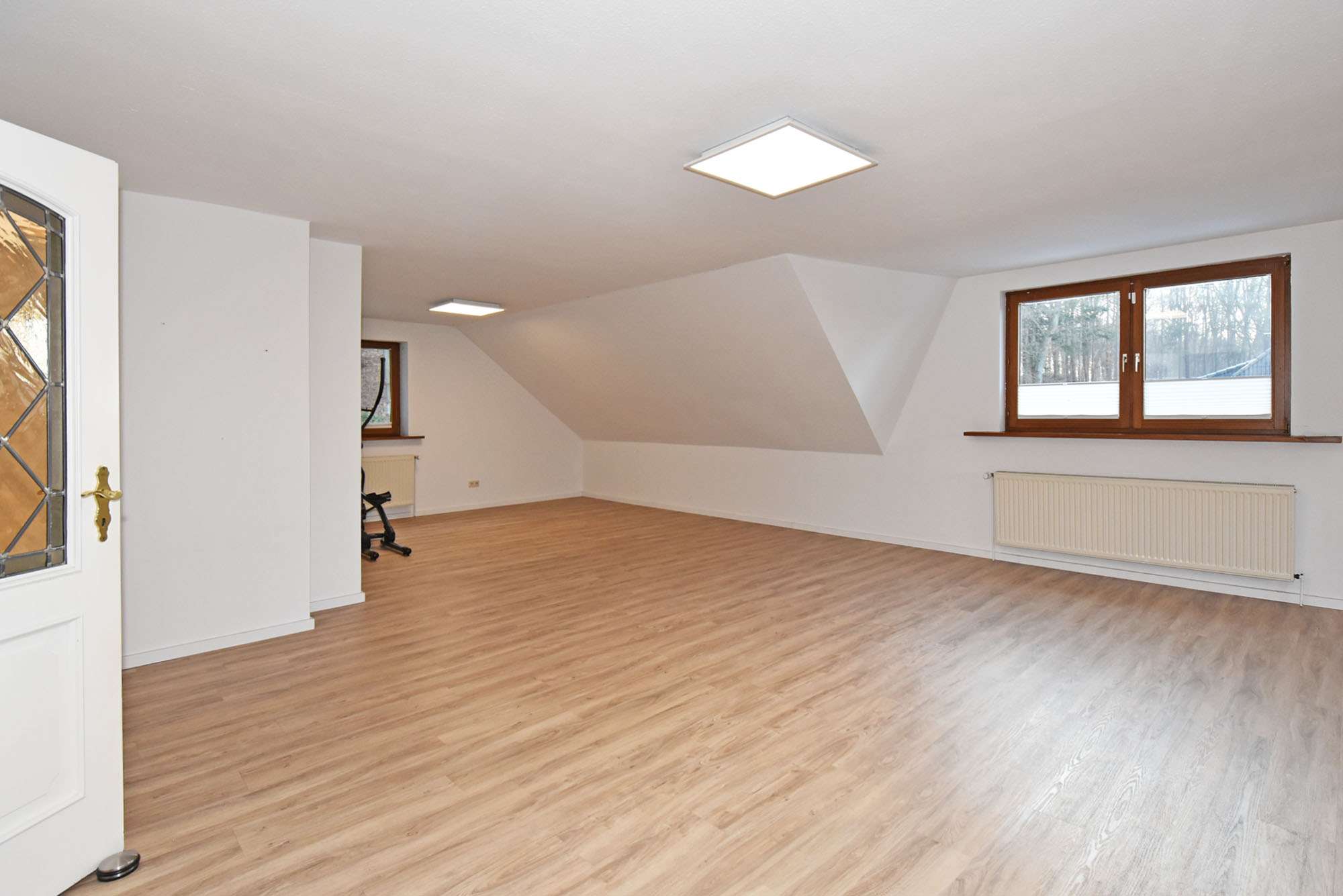 Immobilie in Aumühle - Naturnahes Raumwunder mit vielen Optionen:  Gepflegtes EFH mit Teilkeller und Doppelgarage - Bild 1