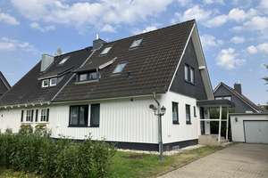 Doppelhaushälfte komplett modernisiert und ca. 400 m ² Eigenland !