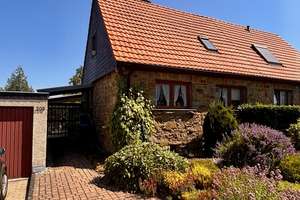 Doppelhaushälfte mit Natursteinfassade, großem Garten, Doppelgarage & Werkstatt in Schleckheim