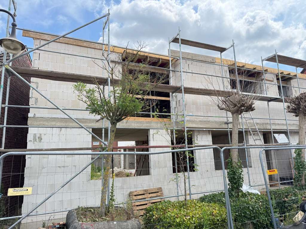 Immobilie in Korschenbroich - Genehmigtes Dreifamilienhaus im Rohbau mit großem Entwicklungspotenzial in Korschenbroich - Bild 0