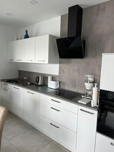 Moderne hochwertige 3-Zimmer-Neubau-Wohnung. möbiliert, evt. noch Platz für eigene Möbel. Ideal für