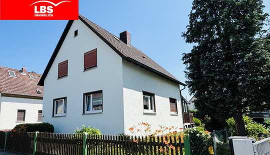 Bild von Rarität : Kleines freistehendes Haus in toller Lage mit großem Garten und Potenzial in Hochstadt