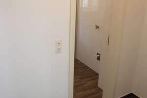 Sanierte 1,5-Zimmer-Kochn.-Diele-Bad, 31 m², EBK, mit Design-Badezimmer, im Hochparterre, ab 01.06. – Alter Postweg 48a, 86159 Hochfeld, Augsburg – Vorschaubild 2