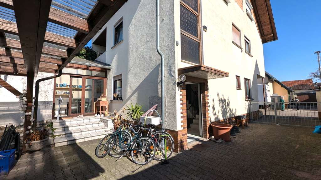 Immobilie in St. Leon-Rot - Reduzierung! 2-3 Familienhaus mit zusätzlicher Büroeinheit, Wintergarten, Garagen und Garten - Bild 0