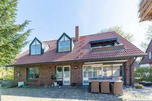 Schickes Haus mit drei Wohnungen in ruhiger Lage von Kronsburg – Die vollständige Adresse der Immobilie erhältst du vom Anbieter., 24145 Gaarden-Süd und Kronsburg, Kiel – Vorschaubild 2