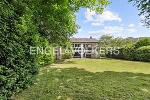 Großzügiges Domizil in Premiumlage - für Ausbau oder luxuriösen Neubau