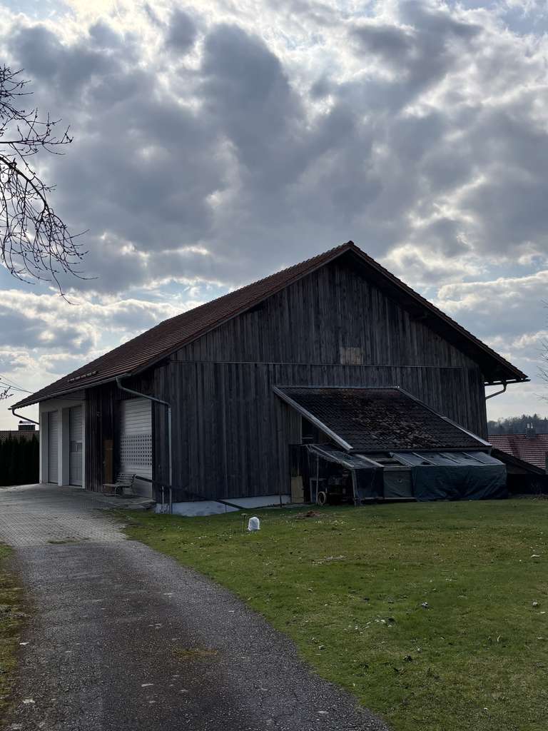 Immobilie in Büchlberg - Großzügiges Wohnhaus mit 5 Wohneinheiten, Nebengebäuden und PV-Anlagen auf ca. 4.087 m²  - Bild 3