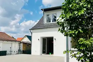 Saniertes freundliches Einfamilienhaus mit sechs Zimmern & Einbauküche  – Fliederblütenweg 11, 13127 Berlin – Vorschaubild 1