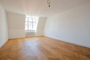 AIGNER - Erstbezug: Stilvolle 3,5-Zimmer-Dachgeschosswohnung in historischem Altbau