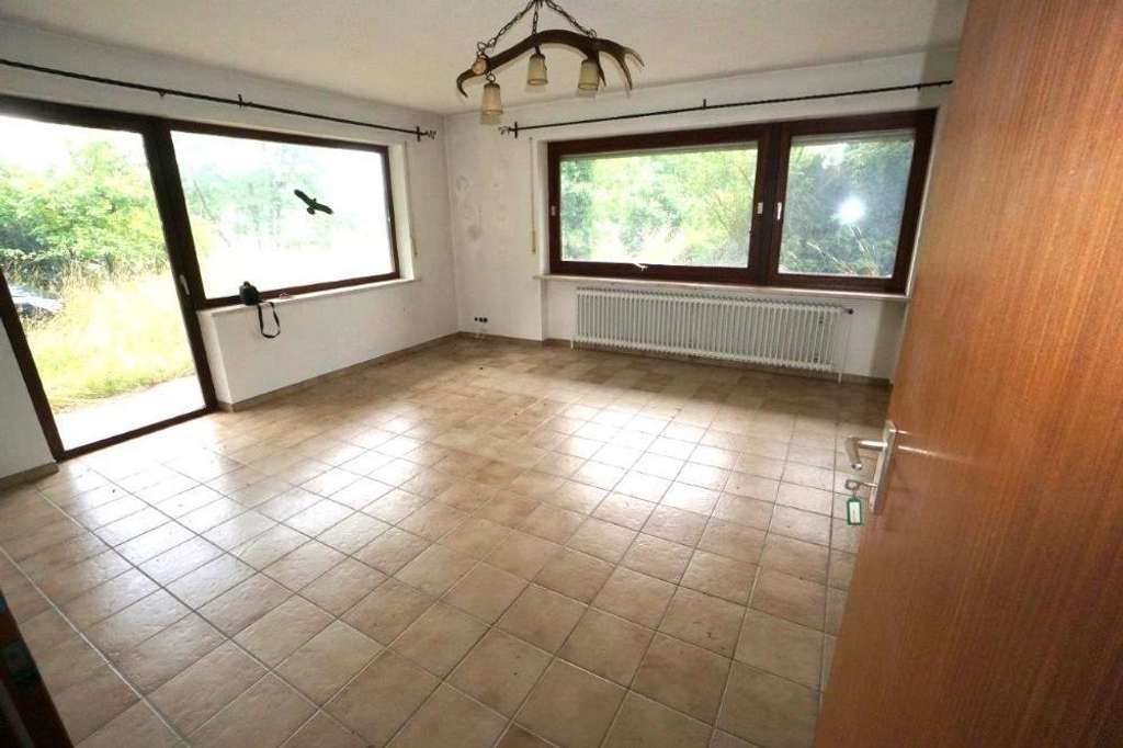 Immobilie in Aichach - Am Waldrand gelegenes Zweifamilienhaus - renovierungsbedürftig - Bild 1