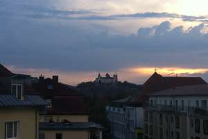 Freundliche helle 3-Zimmer-DG-Wohnung, sonniger Dach-Balkon hinter der Residenz