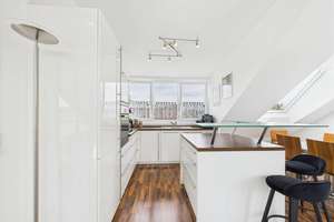 Helle 3-Zimmer-Dachgeschosswohnung mit Süd-Loggia in München-Allach – Die vollständige Adresse der Immobilie erhältst du vom Anbieter., 80997 Allach, München – Vorschaubild 2