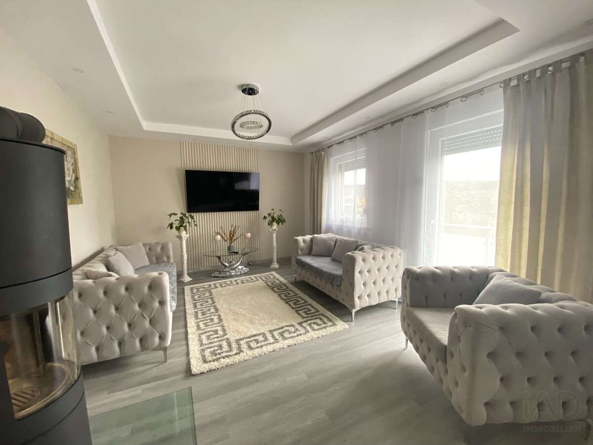 Immobilie in Holle - Haus mit großem Grundstück und 3 Garagen. Perfekt für Familien, Mehrgenerationen & Vermietung. - Bild 0