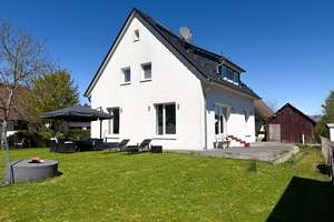 Energetisch modernisiertes Einfamilienhaus mit Carport und schönem Garten! – Die vollständige Adresse der Immobilie erhältst du vom Anbieter., 96482 Ahorn – Vorschaubild 1