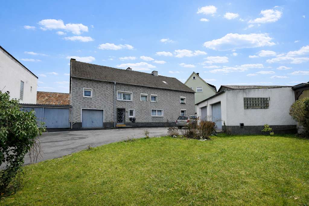 Immobilie in Iserlohn - Zentral gelegenes Zweifamilienhaus mit viel Potenzial, 6 Garagen und Halle - IS-Letmathe - Bild 1