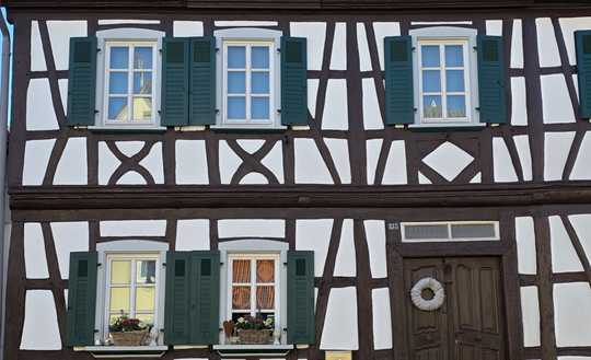 ~~ EINZIEHEN UND WOHLFÜHLEN - HISTORISCHES FACHWERKHAUS (DHH) MIT GARTEN UND 2 GARAGEN ~~