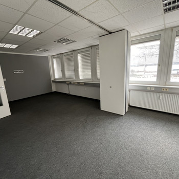 Helle Bürofläche mit Empfangsbereich 