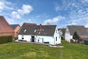 Zuhause im Grünen – ruhiges Wohnen mit großem Garten und viel Freiraum – Die vollständige Adresse der Immobilie erhältst du vom Anbieter., 99518 Saaleplatte – Vorschaubild 2
