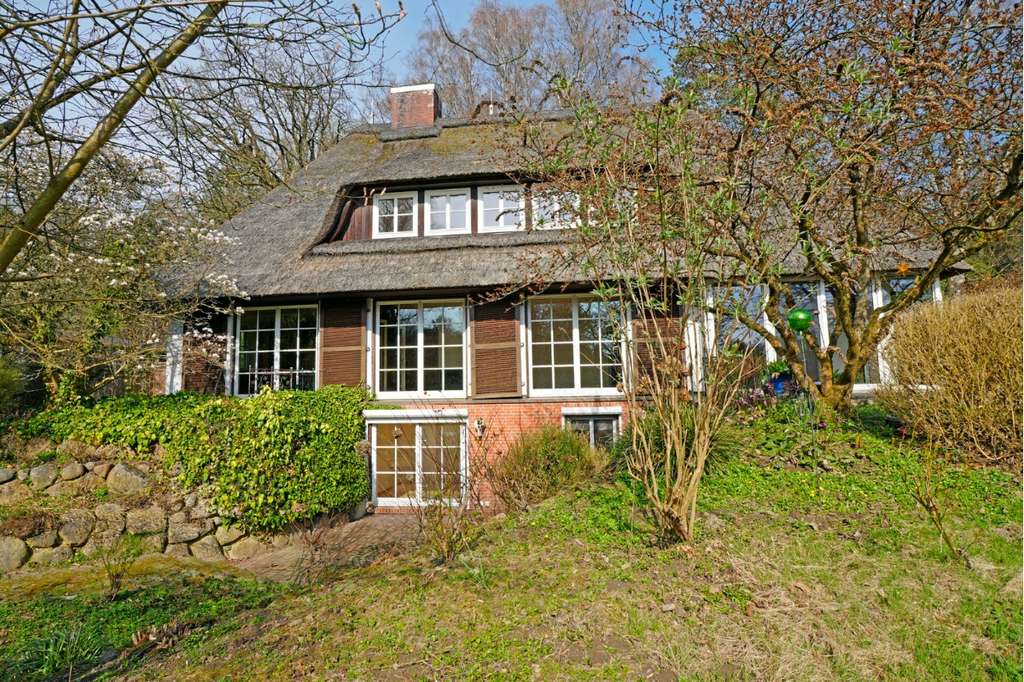 Immobilie in Bendestorf - Repräsentatives Familienhaus unter Reet auf großem, schönen Grundstück - Bild 1