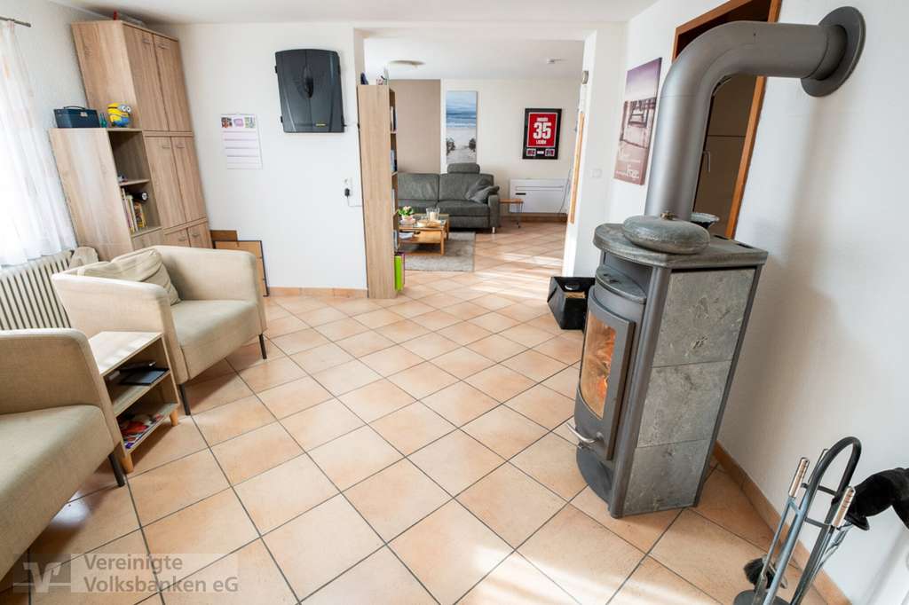 Immobilie in Simmozheim - Gemütliches EFH mit Terrasse, Garten und viel Platz für Ihre Fahrzeuge in Simmozheim! - Bild 4