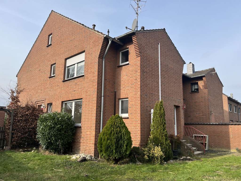 Immobilie in Xanten - Einladendes Einfamilienhaus mit Einliegerwohnung, Keller, Garage und Garten - Bild 0