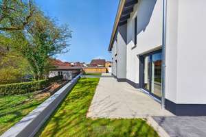 Hochwertige Neubau-Doppelhaushälfte KfW40 – Ihr neues Zuhause in Thalmassing! – Die vollständige Adresse der Immobilie erhältst du vom Anbieter., 93107 Thalmassing – Vorschaubild 15