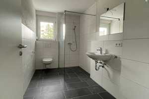 helle, schöne Neubau-Wohnung mit Balkon in Furtwangen (7) – 78120 Schwarzwald-Baar-Kreis – Vorschaubild 4