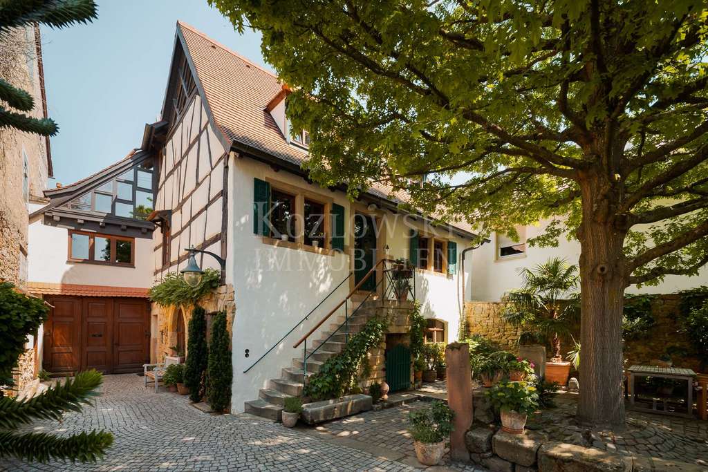 Unikat in Königsbach - Märchenhaftes Fachwerkhaus mit Innenhof und Garten!