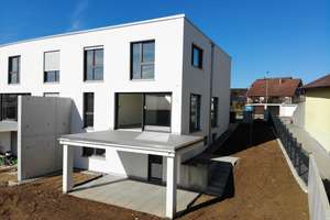 Wohntraum auf höchstem Niveau in Aalen-Fachsenfeld: Neubau moderne Doppelhaushälfte mit Garten