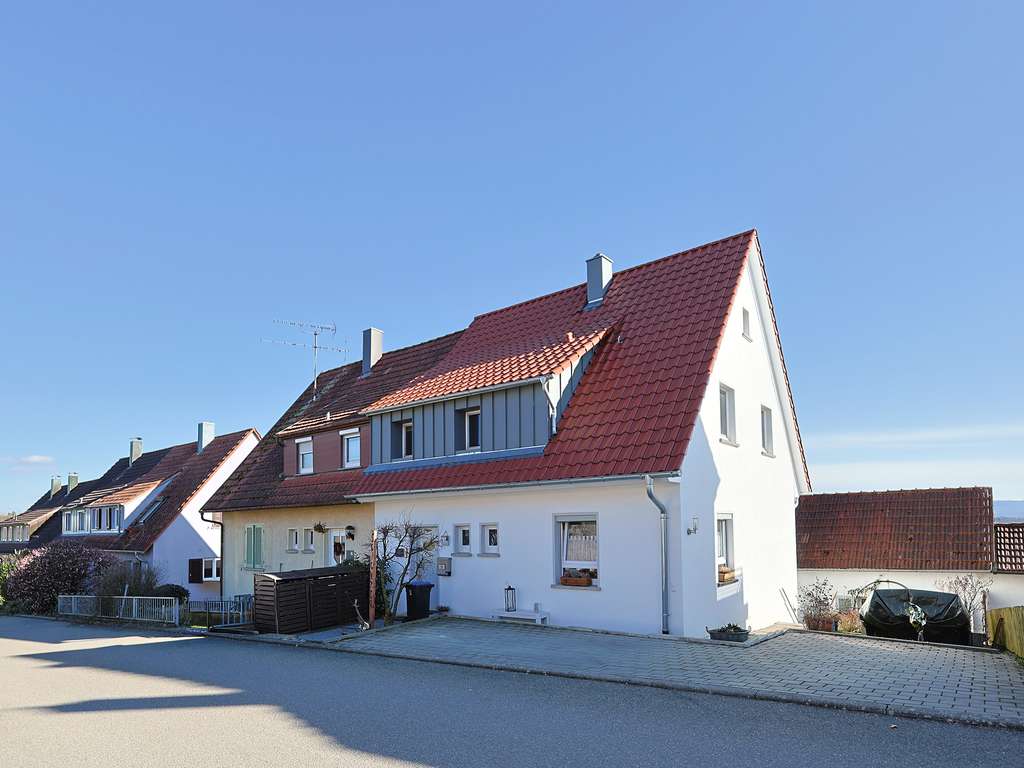 Immobilie in Schlaitdorf - Moderne, helle Dachgeschoss-Wohnung mit Süd-Balkon und fantastischem Fernblick - Bild 2