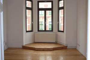 Sonniger Altbau mit Dielen und Erker (2.OG re)