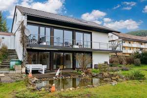 Alleinstehendes Einfamilienhaus mit Einliegerwohnung und Doppelgarage in Massivbauweise