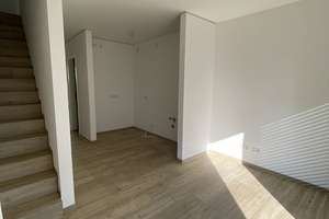 Wohn(t)raum auf zwei Etagen mit Design-Bodenbelag // ZG EG/1.OG Wohnung 12 – Veilchenweg 5 L, 38446 Hellwinkel, Wolfsburg – Vorschaubild 2