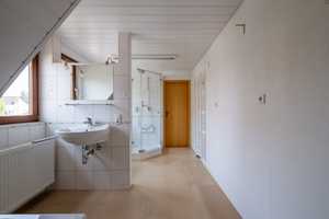 FÜR HOLZLIEBHABER! Freistehendes Einfamilienhaus mit großer Garage und schönem Garten
 – Ravensburg (Kreis) – Vorschaubild 39