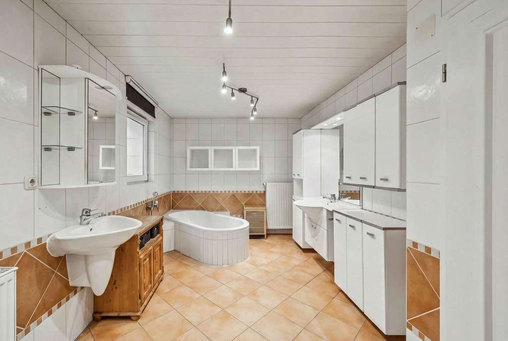 Immobilie in Au in der Hallertau - Einfamilienhaus mit Außenpool und Potenzial - Bild 4