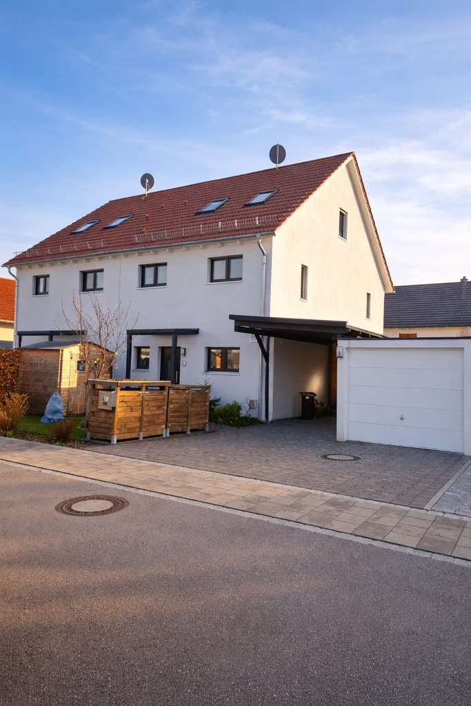 Immobilie in Merching - Neuwertige moderne Doppelhaushälfte mit Keller in Merching(KFW 40 plus) - Bild 1