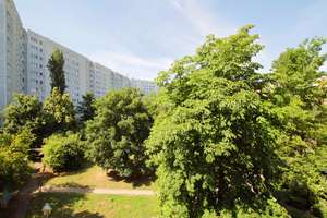 Saniertes Wohngebäude in Top-Lage:
2-Zimmer-Wohnung mit Loggia und Blick ins Grüne