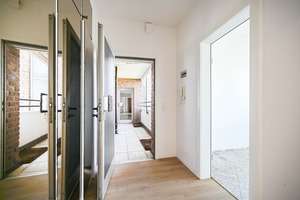 Urban wohnen mit Weitblick: Drei-Zimmer-Wohnung mit Loggia, Balkon und Schwimmbad in Düsseldorf – Die vollständige Adresse der Immobilie erhältst du vom Anbieter., 40470 Mörsenbroich, Düsseldorf – Vorschaubild 3