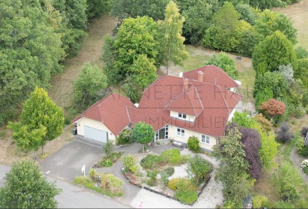 Immobilie in Münchwald - Architektenhaus in naturnaher Lage – Wohnen mit Weitblick, Raum und außergewöhnlichem Grundstück. - Bild 1